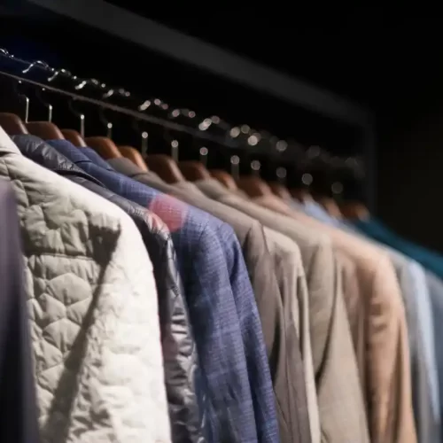 Guida per chi cerca un negozio di abbigliamento casual da uomo a Bologna: scelte, fit e contesto urbano