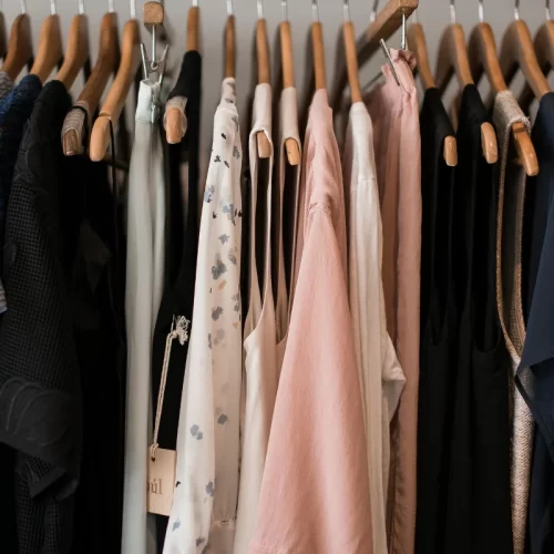 Abbigliamento donna per eventi a Lamporecchio: guida pratica a dress code, tessuti e tempistiche